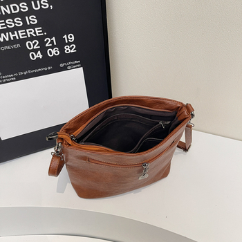 PU bőrből készült bucket táska cipzárral, poliészter bélés, belső zsebek: cipzáras zseb, telefonzseb, ID zseb, belső réteg, egy vállpánt