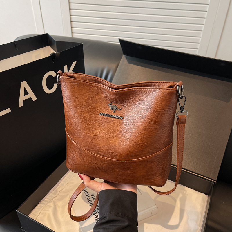 PU bőrből készült bucket táska cipzárral, poliészter bélés, belső zsebek: cipzáras zseb, telefonzseb, ID zseb, belső réteg, egy vállpánt