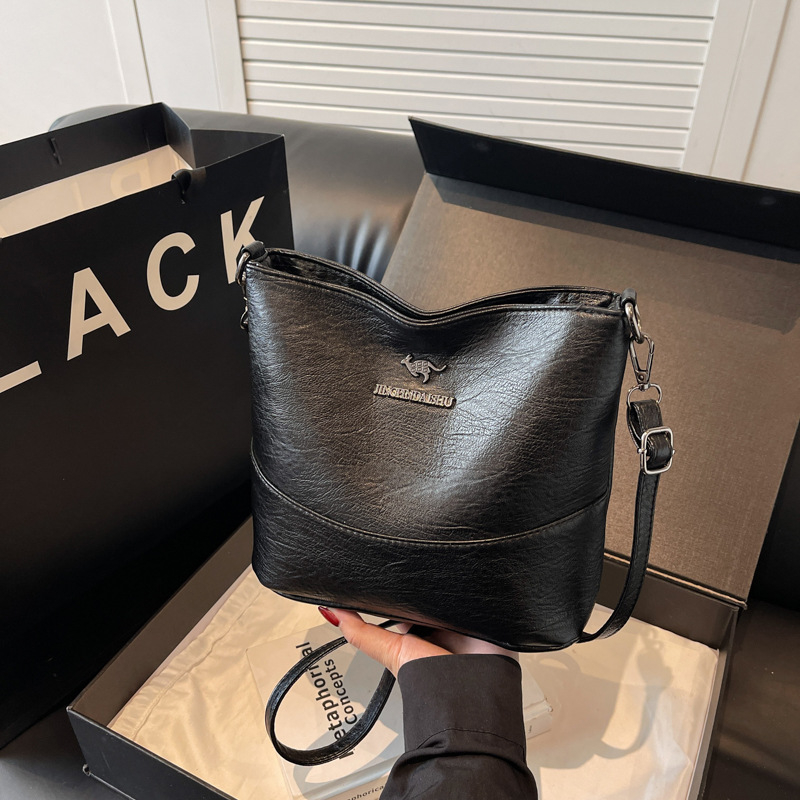 PU bőrből készült bucket táska cipzárral, poliészter bélés, belső zsebek: cipzáras zseb, telefonzseb, ID zseb, belső réteg, egy vállpánt