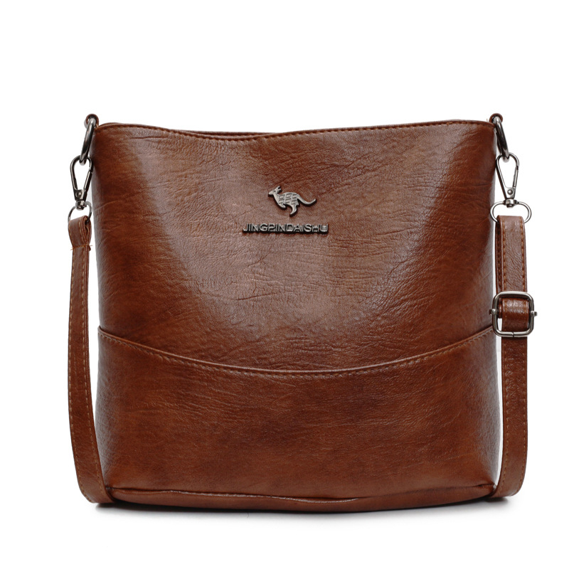 PU bőrből készült bucket táska cipzárral, poliészter bélés, belső zsebek: cipzáras zseb, telefonzseb, ID zseb, belső réteg, egy vállpánt