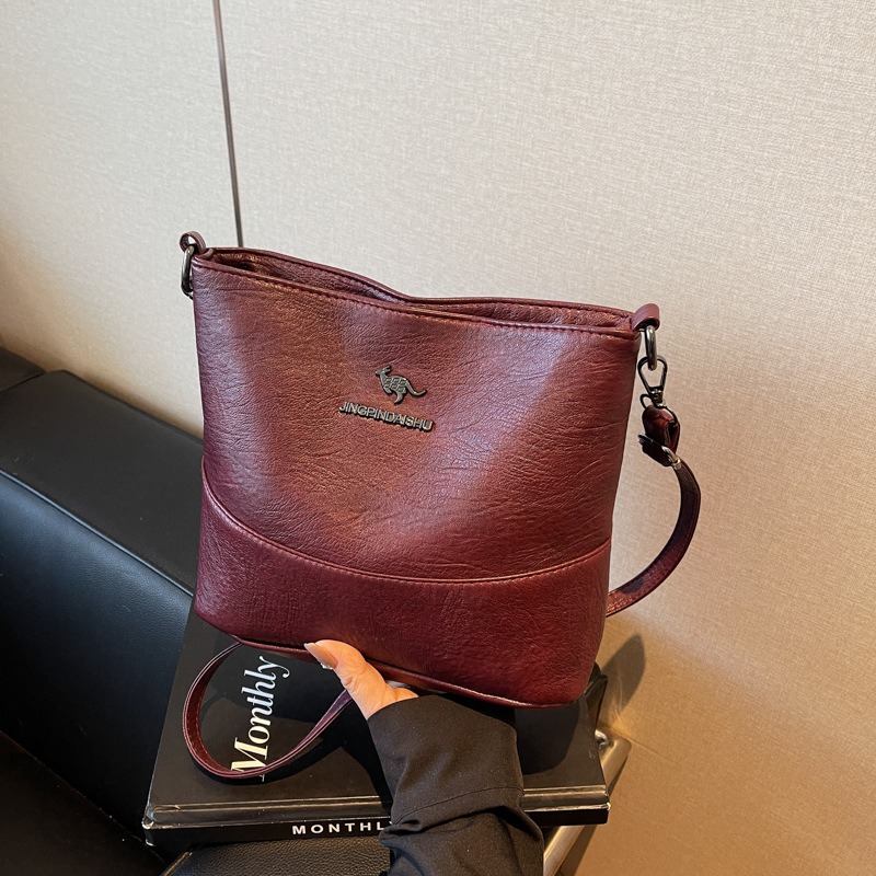 PU bőrből készült bucket táska cipzárral, poliészter bélés, belső zsebek: cipzáras zseb, telefonzseb, ID zseb, belső réteg, egy vállpánt