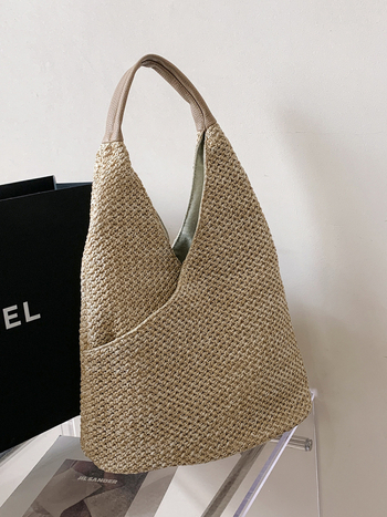 Szalmából készült tote-táska – függőleges négyszögletes forma; mágneses zár; rejtett cipzáras zseb