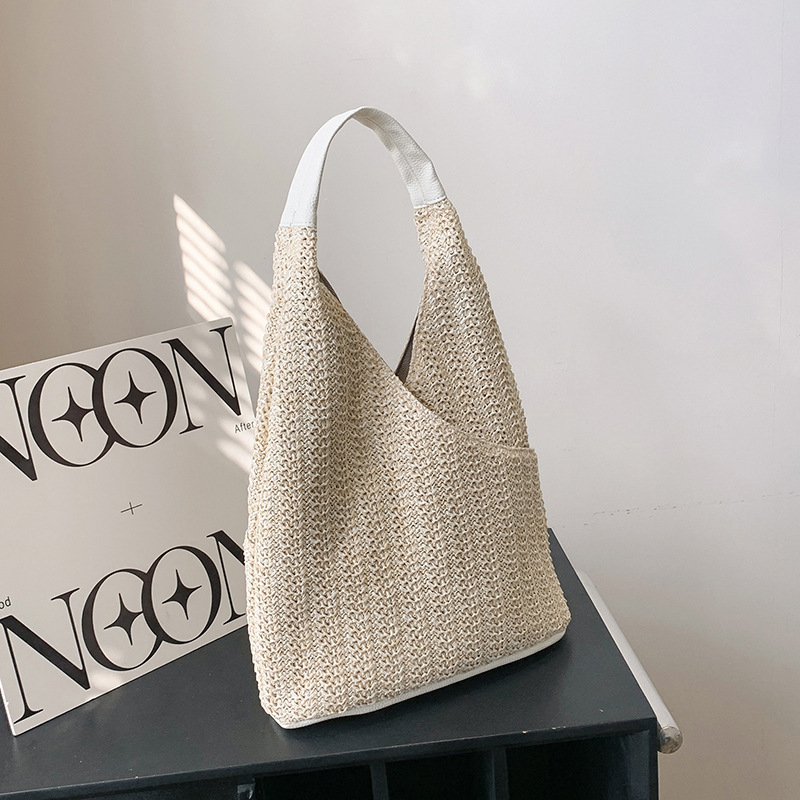 Szalmából készült tote-táska – függőleges négyszögletes forma; mágneses zár; rejtett cipzáras zseb