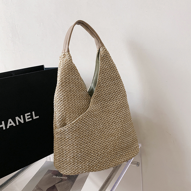 Szalmából készült tote-táska – függőleges négyszögletes forma; mágneses zár; rejtett cipzáras zseb