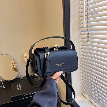 Τσάντα χιαστί από PU — μικρή τετράγωνη μορφή, οριζόντιο σχήμα, κλείσιμο με καπάκι, επένδυση πολυεστέρα, μονή ιμάντας