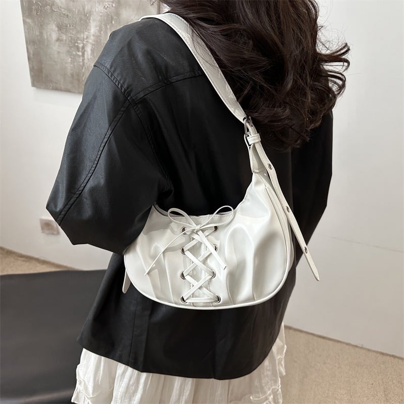 PU dumpling alakú táska fűzővel és masnival, cipzáras nyitás, nylon bélés, egy vállon átívelő crossbody