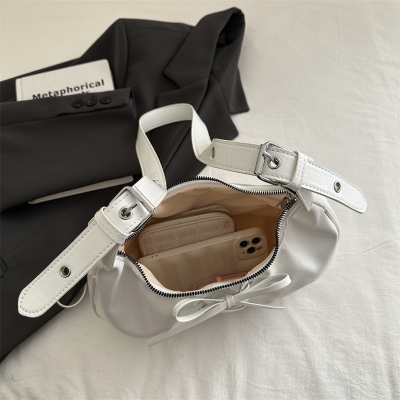 PU dumpling alakú táska fűzővel és masnival, cipzáras nyitás, nylon bélés, egy vállon átívelő crossbody