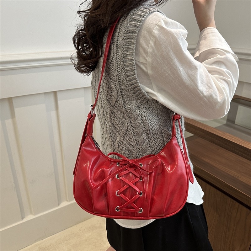 PU dumpling alakú táska fűzővel és masnival, cipzáras nyitás, nylon bélés, egy vállon átívelő crossbody