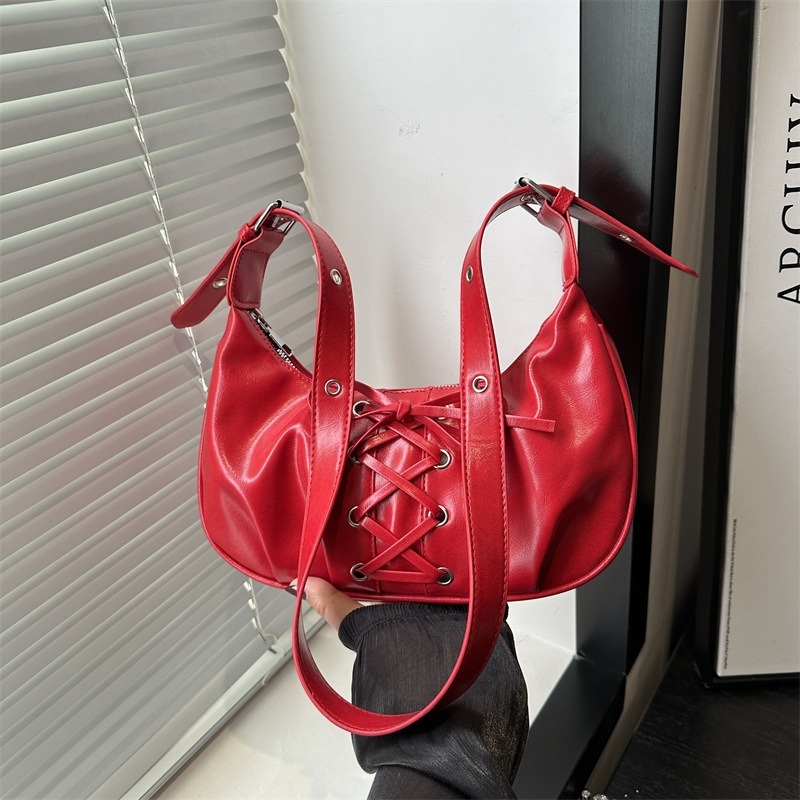 PU dumpling alakú táska fűzővel és masnival, cipzáras nyitás, nylon bélés, egy vállon átívelő crossbody