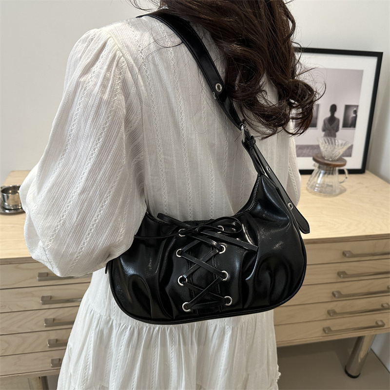 PU dumpling alakú táska fűzővel és masnival, cipzáras nyitás, nylon bélés, egy vállon átívelő crossbody
