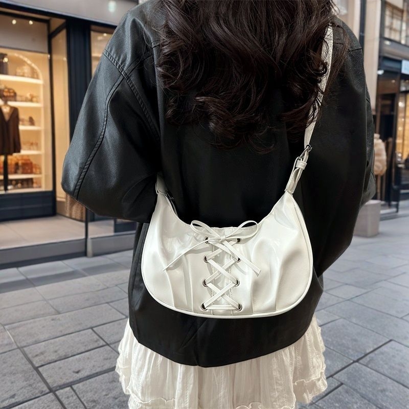 PU dumpling alakú táska fűzővel és masnival, cipzáras nyitás, nylon bélés, egy vállon átívelő crossbody