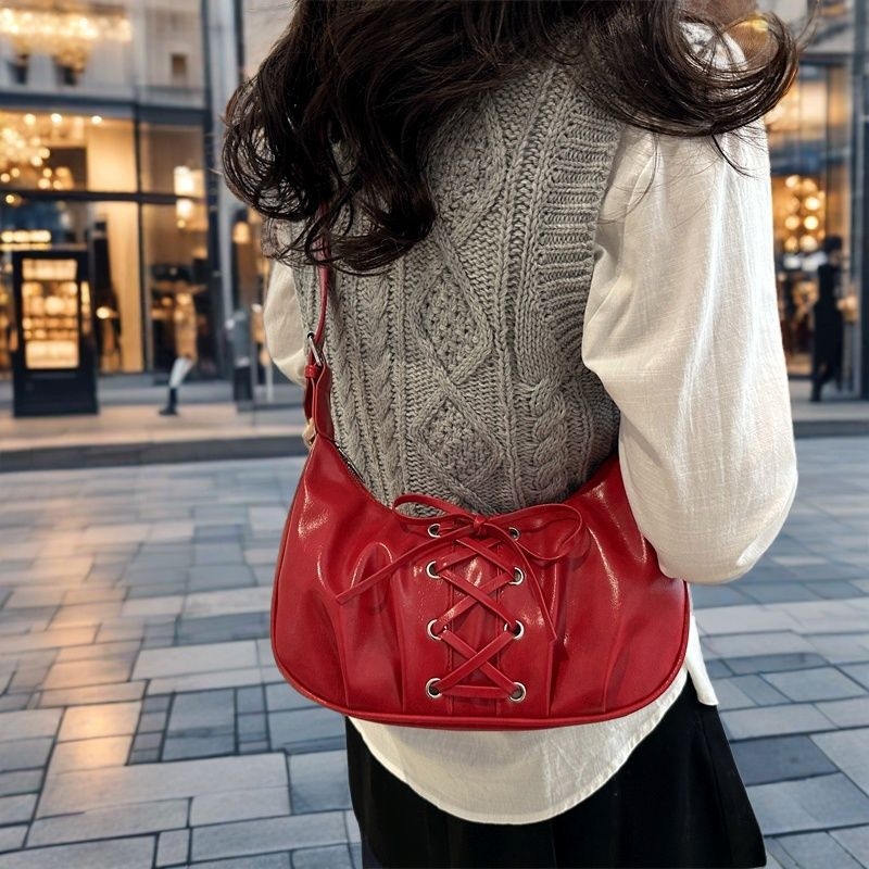 PU dumpling alakú táska fűzővel és masnival, cipzáras nyitás, nylon bélés, egy vállon átívelő crossbody