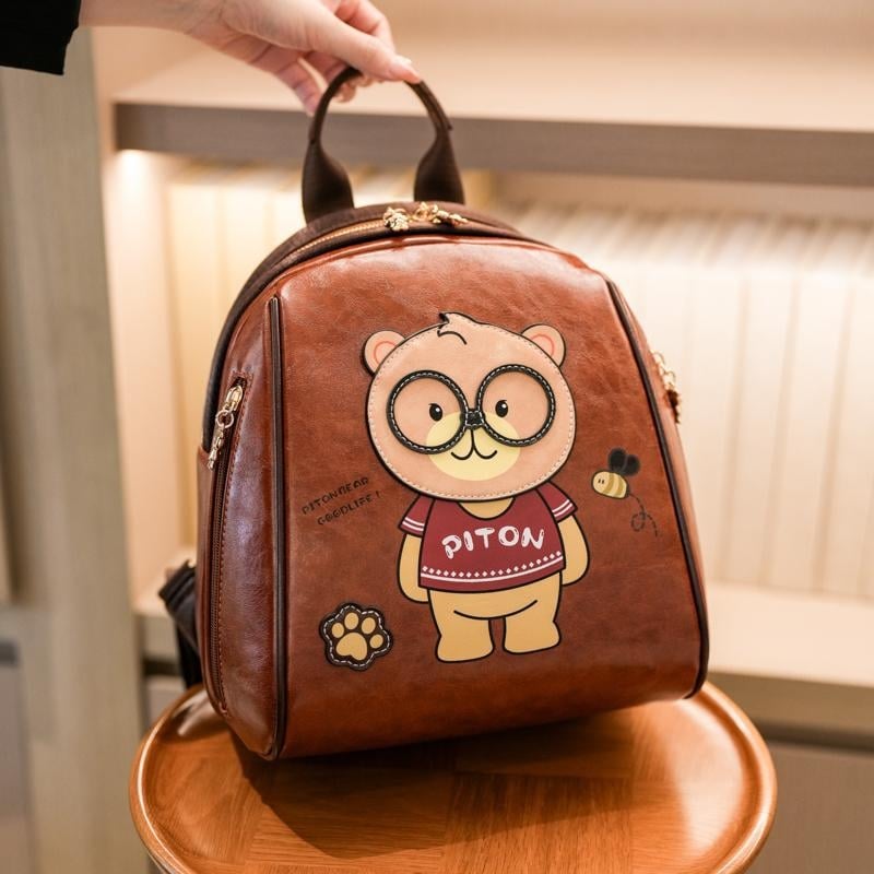 PU hátizsák medvével — cipzáras nyitás, belső cipzáras zseb, poliészter bélés, szabadidős utazáshoz, kopásálló