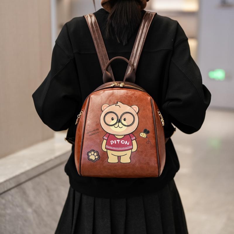 PU hátizsák medvével — cipzáras nyitás, belső cipzáras zseb, poliészter bélés, szabadidős utazáshoz, kopásálló
