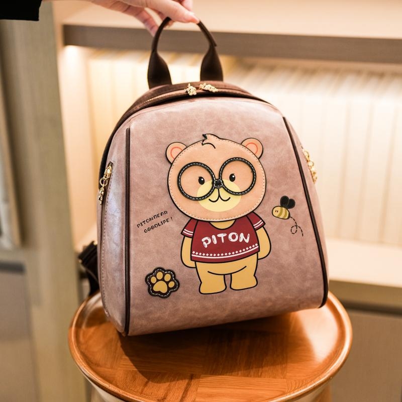 PU hátizsák medvével — cipzáras nyitás, belső cipzáras zseb, poliészter bélés, szabadidős utazáshoz, kopásálló