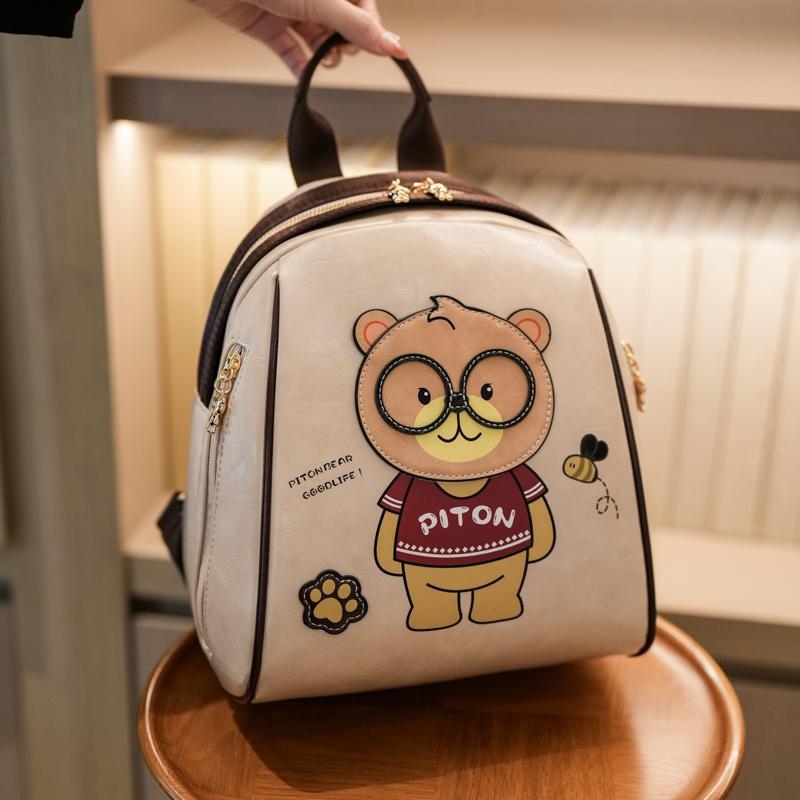 PU hátizsák medvével — cipzáras nyitás, belső cipzáras zseb, poliészter bélés, szabadidős utazáshoz, kopásálló