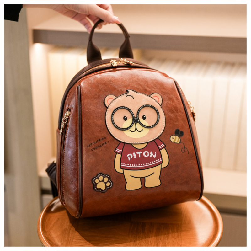 PU hátizsák medvével — cipzáras nyitás, belső cipzáras zseb, poliészter bélés, szabadidős utazáshoz, kopásálló