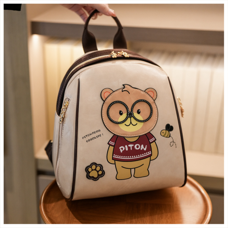 PU hátizsák medvével — cipzáras nyitás, belső cipzáras zseb, poliészter bélés, szabadidős utazáshoz, kopásálló