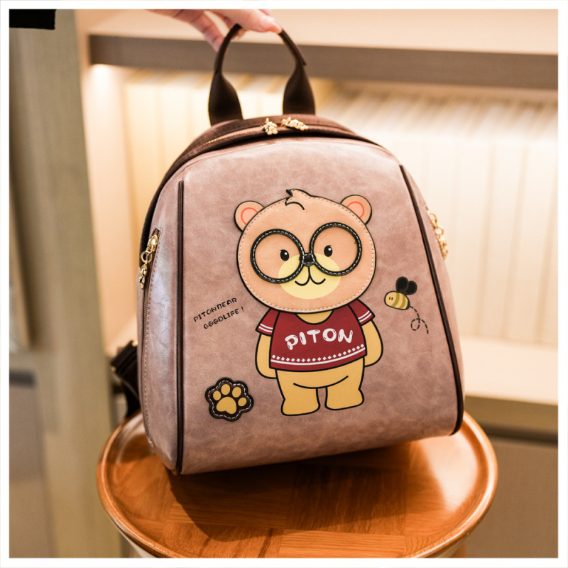 PU hátizsák medvével — cipzáras nyitás, belső cipzáras zseb, poliészter bélés, szabadidős utazáshoz, kopásálló