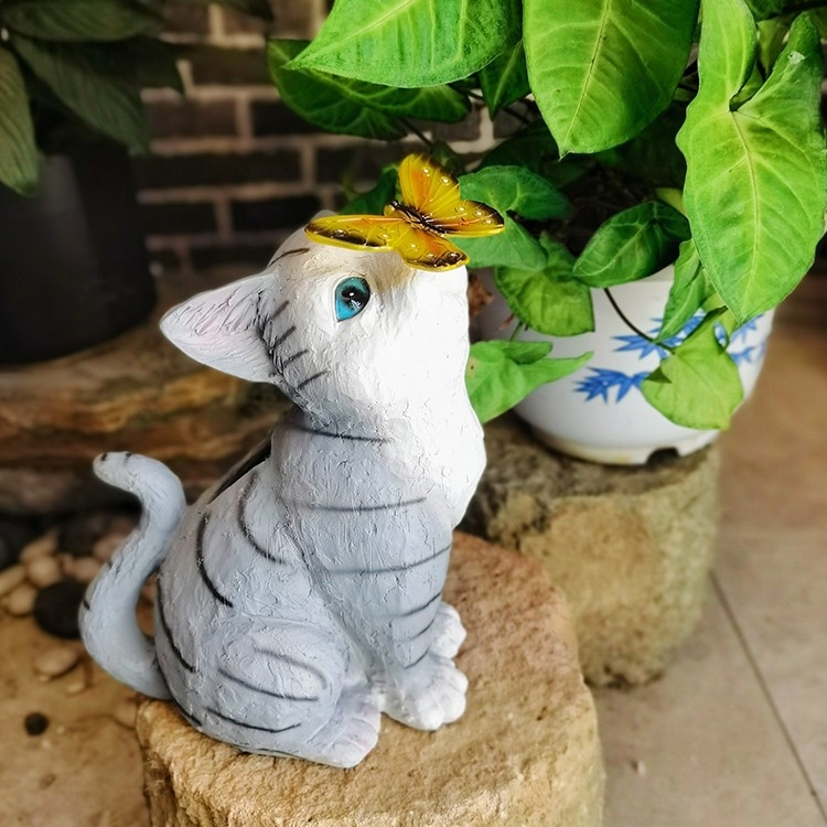 Градинска смолна соларна лампа със скулптура котка и пеперуда за външно използване на балкон и двор