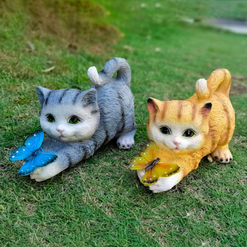 Градинска смолна соларна лампа със скулптура котка и пеперуда за външно използване на балкон и двор