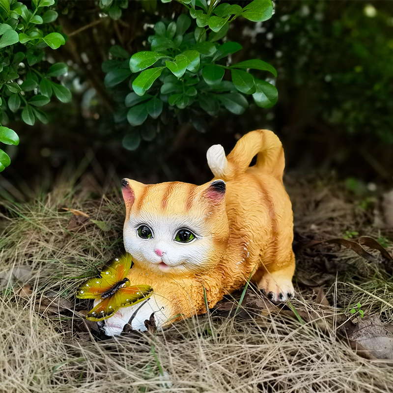 Градинска смолна соларна лампа със скулптура котка и пеперуда за външно използване на балкон и двор