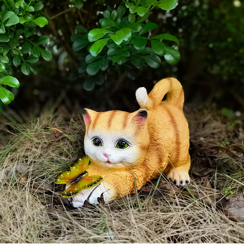 Градинска смолна соларна лампа със скулптура котка и пеперуда за външно използване на балкон и двор