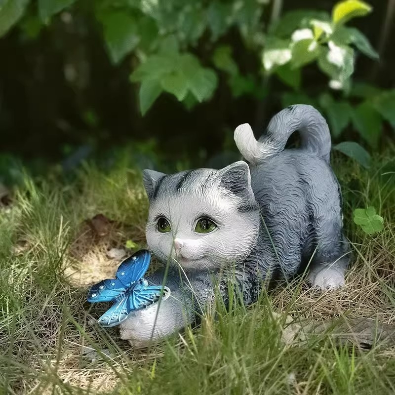 Градинска смолна соларна лампа със скулптура котка и пеперуда за външно използване на балкон и двор