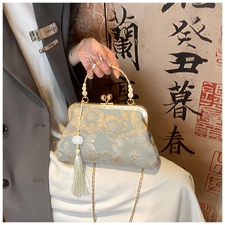 Selyem anyagú crossbody táska chinoiserie textúrájú mintával, láncos vállpánt, zár