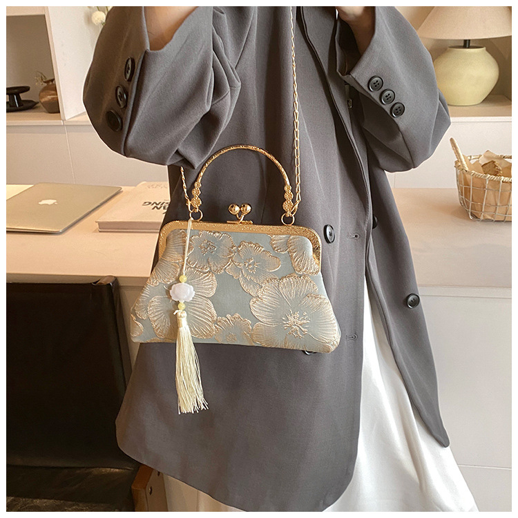 Selyem anyagú crossbody táska chinoiserie textúrájú mintával, láncos vállpánt, zár