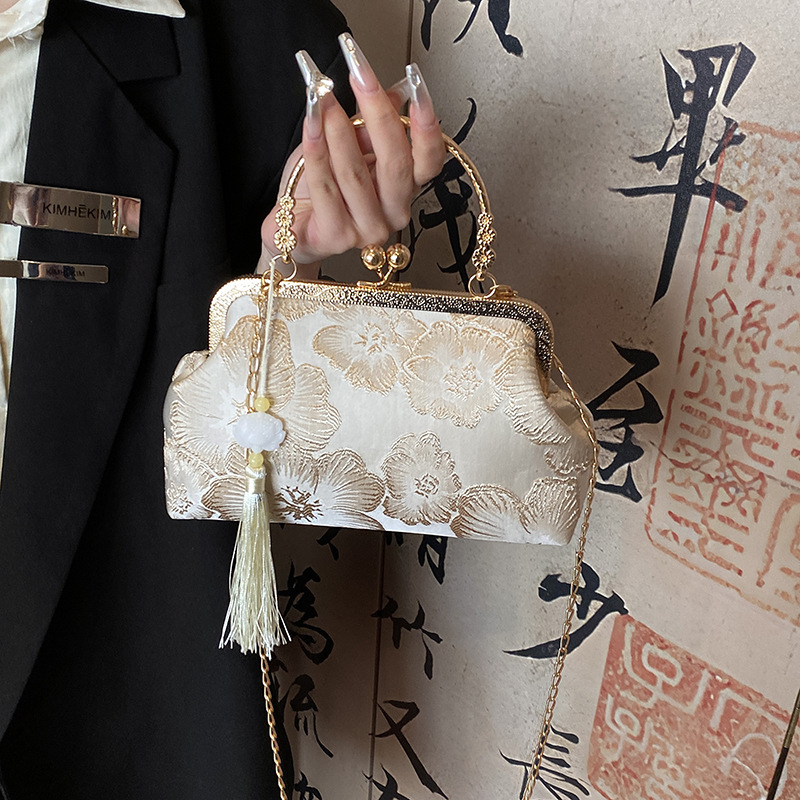 Selyem anyagú crossbody táska chinoiserie textúrájú mintával, láncos vállpánt, zár