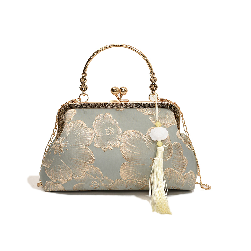 Selyem anyagú crossbody táska chinoiserie textúrájú mintával, láncos vállpánt, zár