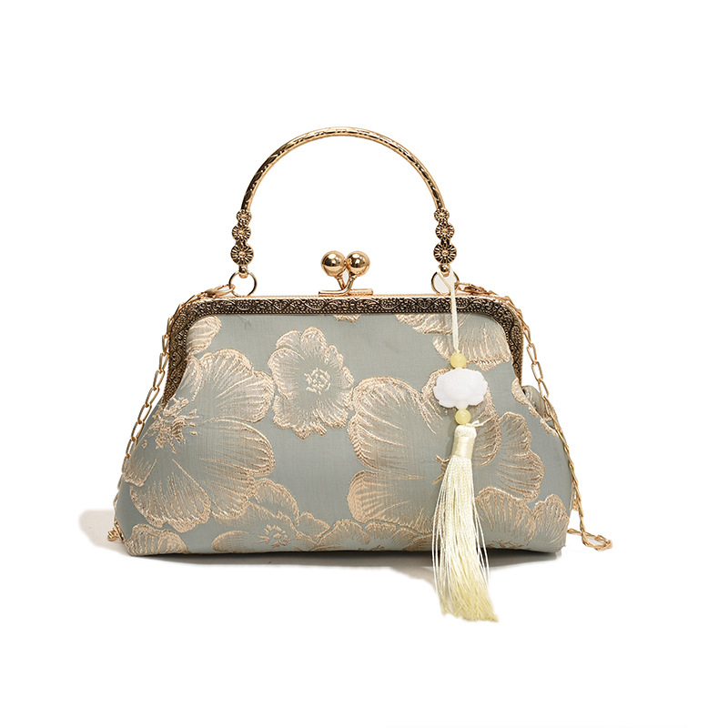 Selyem anyagú crossbody táska chinoiserie textúrájú mintával, láncos vállpánt, zár