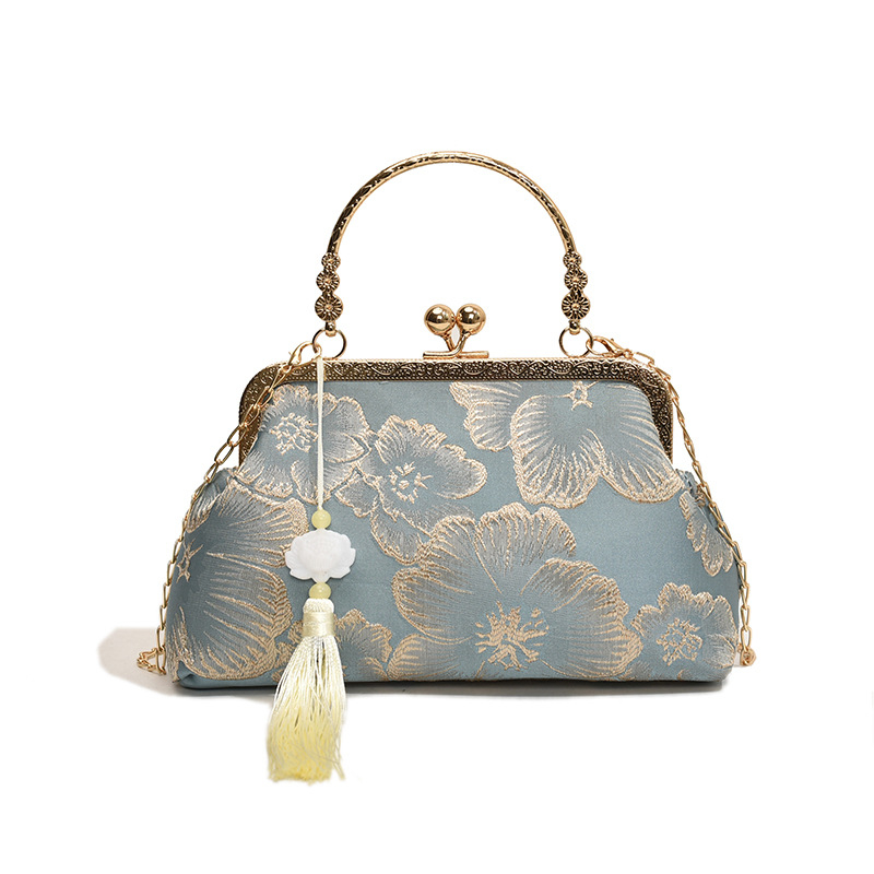 Selyem anyagú crossbody táska chinoiserie textúrájú mintával, láncos vállpánt, zár