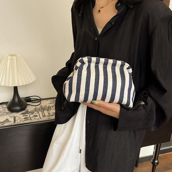 Textilből készült kagyló alakú clutch táska, telefontartó zsebbel, klipsz-zárás, 2025 nyár