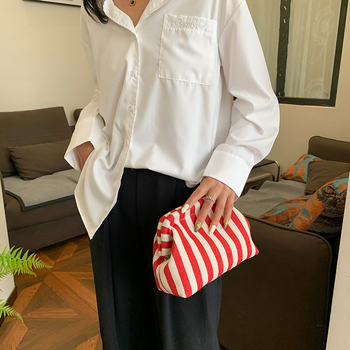 Textilből készült kagyló alakú clutch táska, telefontartó zsebbel, klipsz-zárás, 2025 nyár