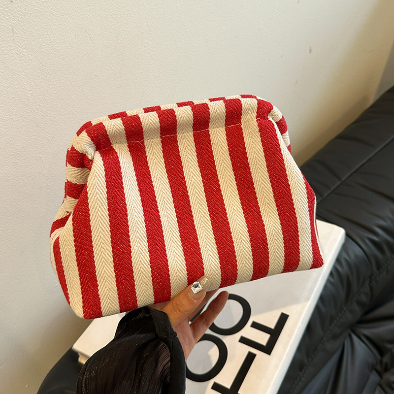 Textilből készült kagyló alakú clutch táska, telefontartó zsebbel, klipsz-zárás, 2025 nyár