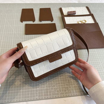 Crossbody táska PU anyagból | kis négyzet alakú stílus | vízszintes négyzetes forma | fedeles nyitás | belső zseb a telefonhoz
