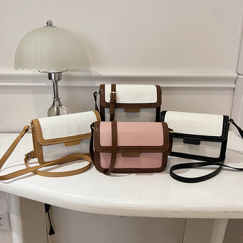 Crossbody táska PU anyagból | kis négyzet alakú stílus | vízszintes négyzetes forma | fedeles nyitás | belső zseb a telefonhoz