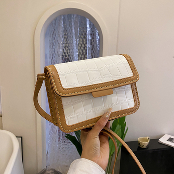Crossbody táska PU anyagból | kis négyzet alakú stílus | vízszintes négyzetes forma | fedeles nyitás | belső zseb a telefonhoz