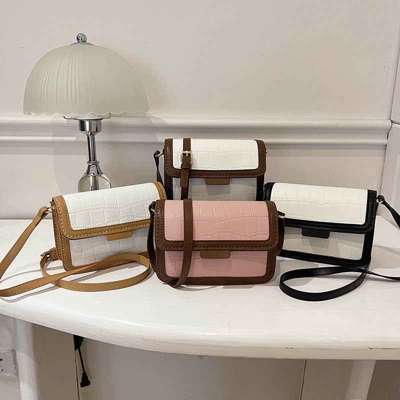 Crossbody táska PU anyagból | kis négyzet alakú stílus | vízszintes négyzetes forma | fedeles nyitás | belső zseb a telefonhoz