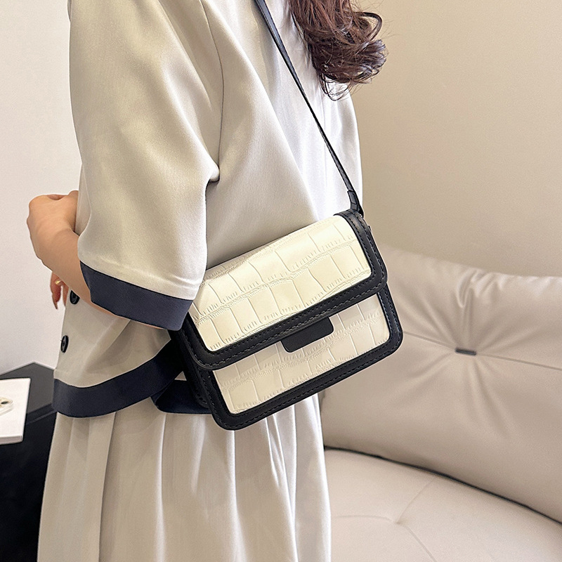 Crossbody táska PU anyagból | kis négyzet alakú stílus | vízszintes négyzetes forma | fedeles nyitás | belső zseb a telefonhoz