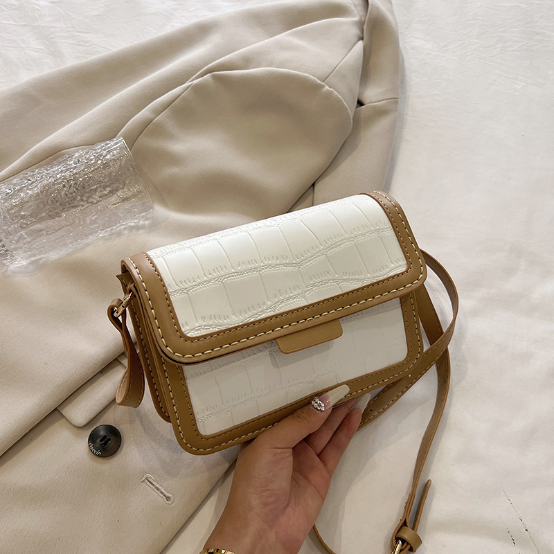 Crossbody táska PU anyagból | kis négyzet alakú stílus | vízszintes négyzetes forma | fedeles nyitás | belső zseb a telefonhoz