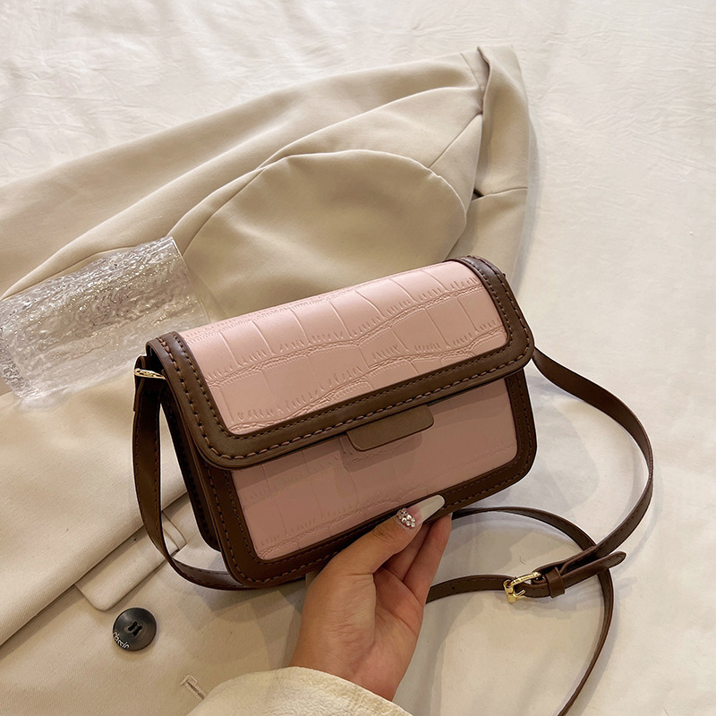 Crossbody táska PU anyagból | kis négyzet alakú stílus | vízszintes négyzetes forma | fedeles nyitás | belső zseb a telefonhoz