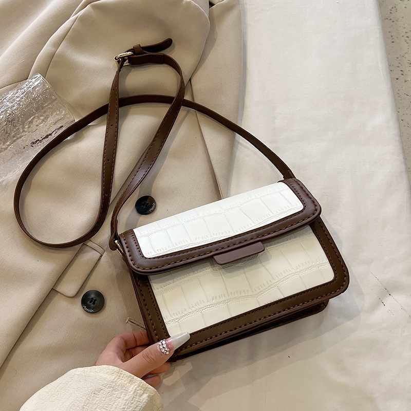 Crossbody táska PU anyagból | kis négyzet alakú stílus | vízszintes négyzetes forma | fedeles nyitás | belső zseb a telefonhoz