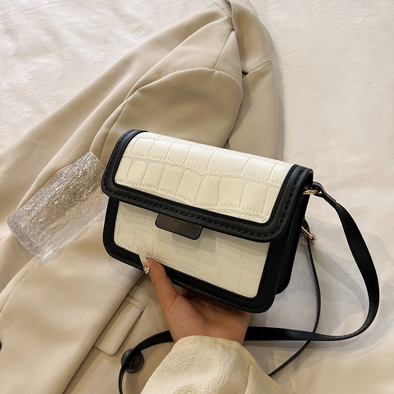 Crossbody táska PU anyagból | kis négyzet alakú stílus | vízszintes négyzetes forma | fedeles nyitás | belső zseb a telefonhoz