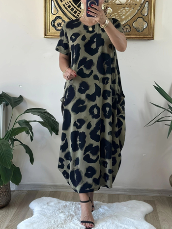 rochie cu imprimeu leopard, decolteu în V, mâneci scurte, croială midi asimetrică