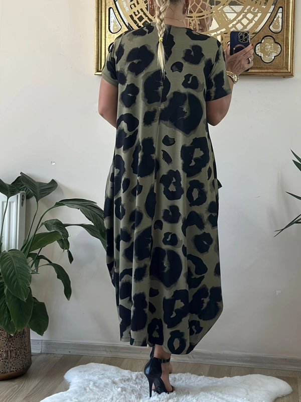 rochie cu imprimeu leopard, decolteu în V, mâneci scurte, croială midi asimetrică