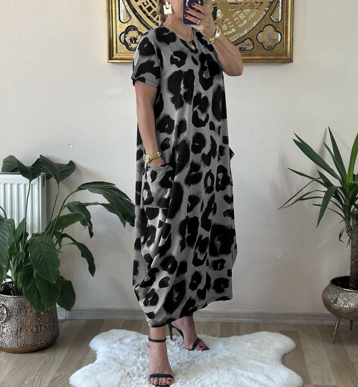 rochie cu imprimeu leopard, decolteu în V, mâneci scurte, croială midi asimetrică
