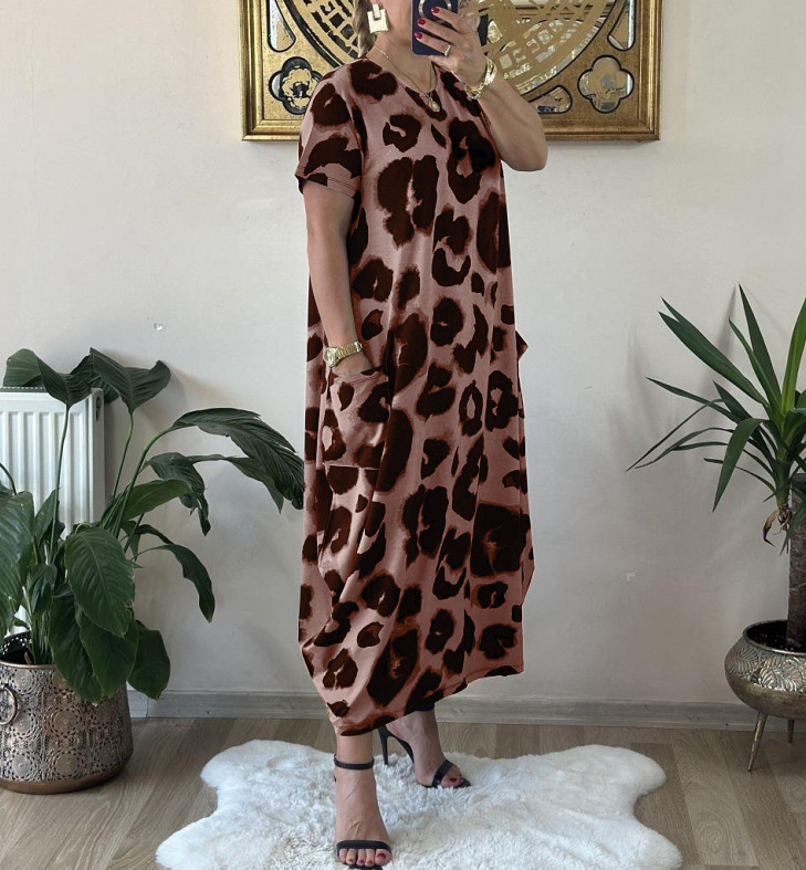 rochie cu imprimeu leopard, decolteu în V, mâneci scurte, croială midi asimetrică